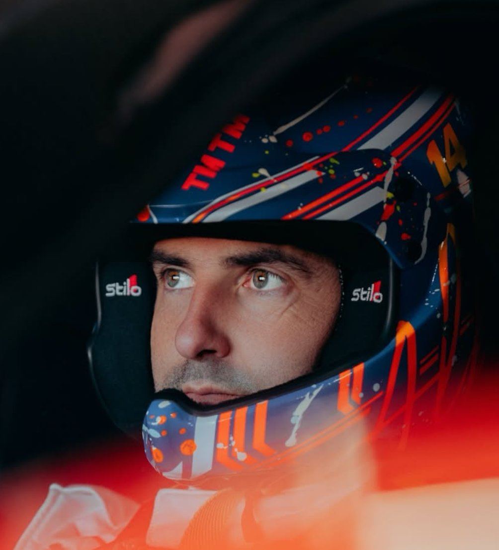Alberto Cola concentrato con il casco n.14
