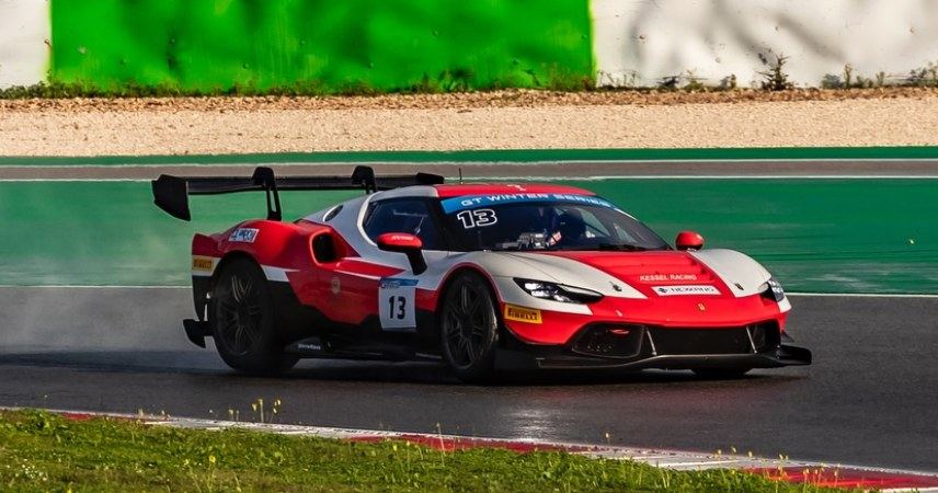 La Ferrari n.13 di Kessel Racing in pista sotto l'arcobaleno