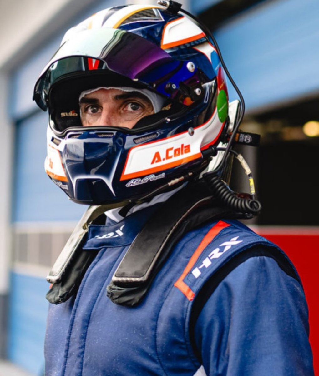 Alberto Cola con il casco ai box