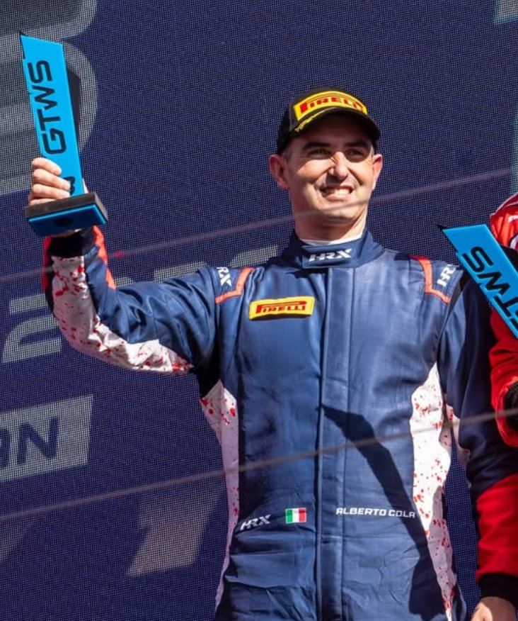 Alberto Cola sul podio con il trofeo