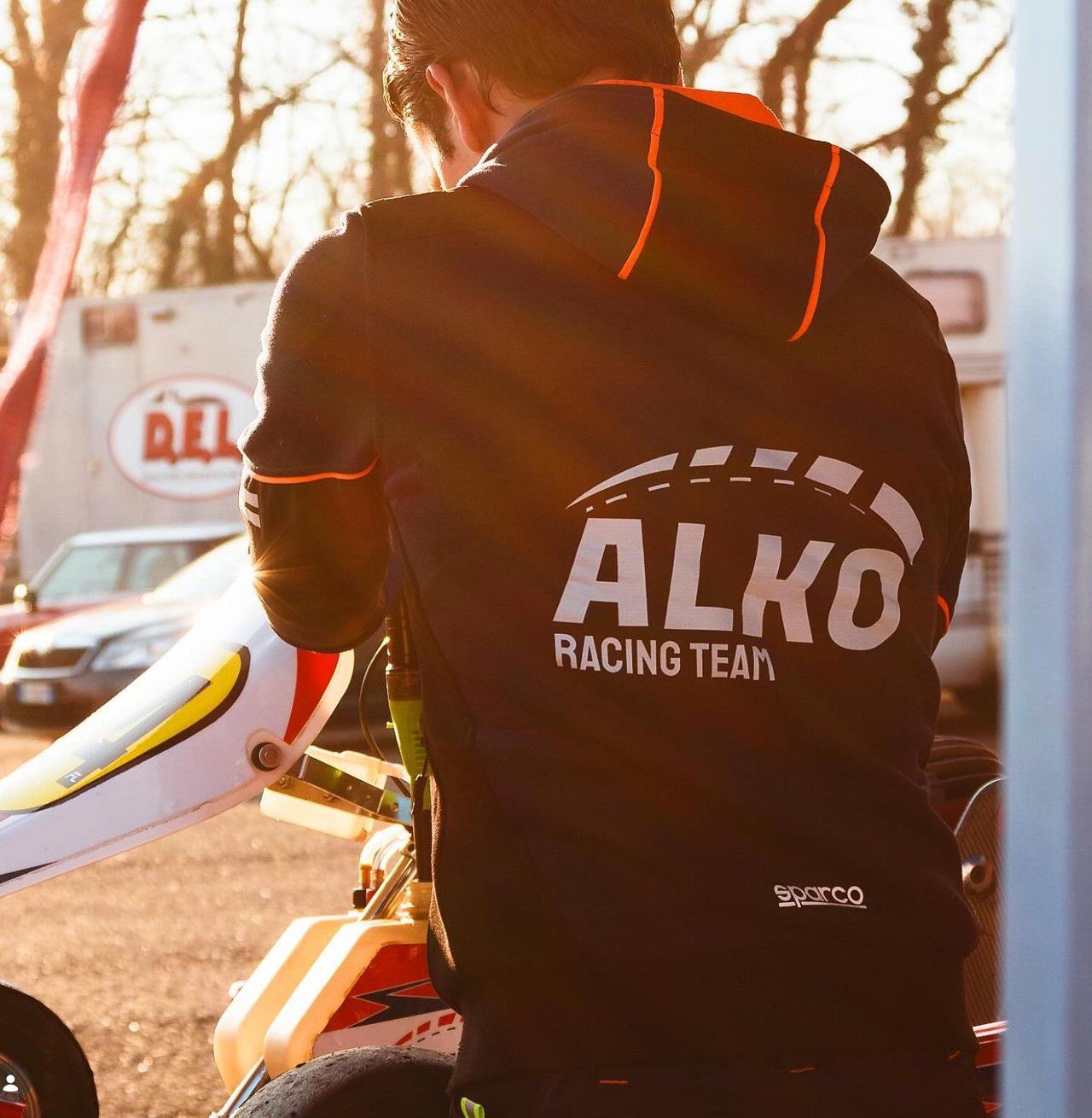Meccanico ALKO al lavoro su un kart